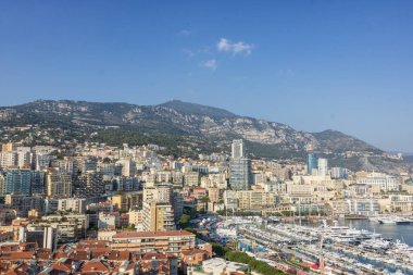 Monte Carlo marinası ve şehir manzarasının panoramik görüntüsü. Monako Prensliği, Fransız Rivierası
