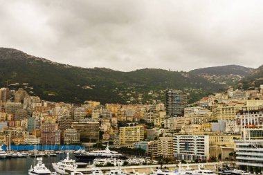 Monte Carlo marinası ve şehir manzarasının panoramik görüntüsü. Monako Prensliği, Fransız Rivierası