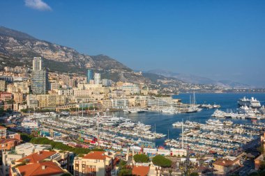 Monte Carlo marinası ve şehir manzarasının panoramik görüntüsü. Monako Prensliği, Fransız Rivierası