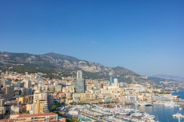 Monte Carlo marinası ve şehir manzarasının panoramik görüntüsü. Monako Prensliği, Fransız Rivierası