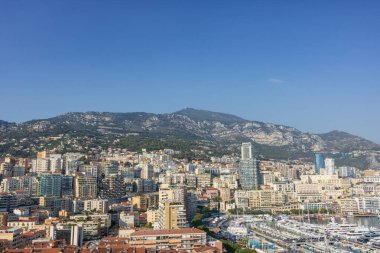 Monte Carlo marinası ve şehir manzarasının panoramik görüntüsü. Monako Prensliği, Fransız Rivierası
