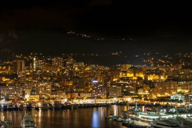 Monte Carlo marinası ve şehir manzarasının panoramik görüntüsü. Monako Prensliği, Fransız Rivierası