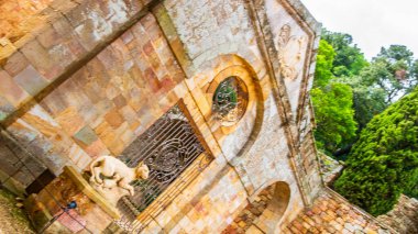 Fontfroide Abbey veya Abbaye de Fontfroide, Fransa 'nın gotik duvar ve kemerlerindeki manastır.