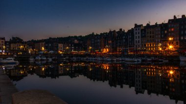 Honfleur, Fransa 'nın Normandiya şehrinde ünlü bir liman köyüdür.