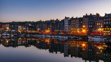 Honfleur, Fransa 'nın Normandiya şehrinde ünlü bir liman köyüdür.
