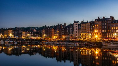 Honfleur, Fransa 'nın Normandiya şehrinde ünlü bir liman köyüdür.
