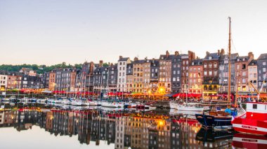 Honfleur, Fransa 'nın Normandiya şehrinde ünlü bir liman köyüdür.