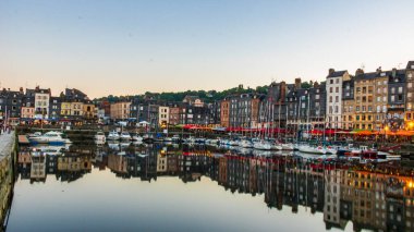 Honfleur, Fransa 'nın Normandiya şehrinde ünlü bir liman köyüdür.