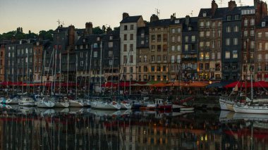 Honfleur, Fransa 'nın Normandiya şehrinde ünlü bir liman köyüdür.