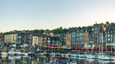 Honfleur, Fransa 'nın Normandiya şehrinde ünlü bir liman köyüdür.