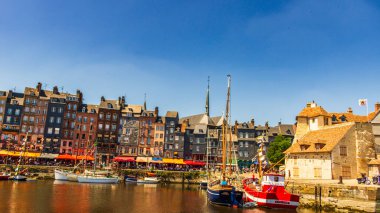 Honfleur, Fransa 'nın Normandiya şehrinde ünlü bir liman köyüdür.