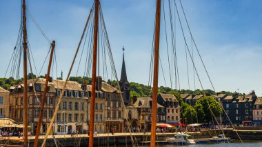 Honfleur, Fransa 'nın Normandiya şehrinde ünlü bir liman köyüdür.