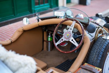 Monako sokaklarına park edilmiş özel pahalı bir araba.