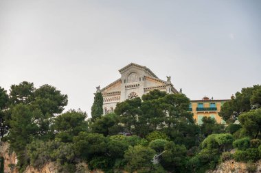 Fransız Riviera 'sında Monte Carlo, Monaco, Cote d' Azur 'da süslü tasarımları olan lüks binalardan oluşan renkli Akdeniz evi cepheleri.
