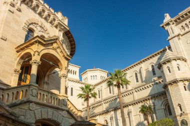 Fransız Riviera 'sında Monte Carlo, Monaco, Cote d' Azur 'da süslü tasarımları olan lüks binalardan oluşan renkli Akdeniz evi cepheleri.