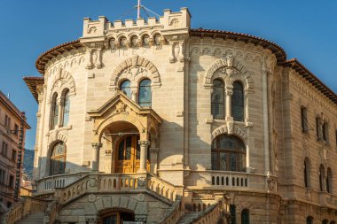 Fransız Riviera 'sında Monte Carlo, Monaco, Cote d' Azur 'da süslü tasarımları olan lüks binalardan oluşan renkli Akdeniz evi cepheleri.