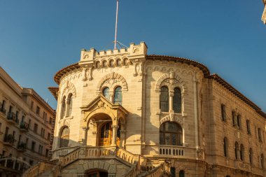 Fransız Riviera 'sında Monte Carlo, Monaco, Cote d' Azur 'da süslü tasarımları olan lüks binalardan oluşan renkli Akdeniz evi cepheleri.