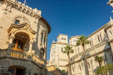 Fransız Riviera 'sında Monte Carlo, Monaco, Cote d' Azur 'da süslü tasarımları olan lüks binalardan oluşan renkli Akdeniz evi cepheleri.