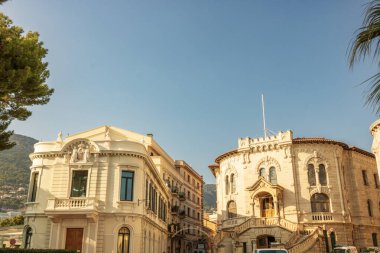 Fransız Riviera 'sında Monte Carlo, Monaco, Cote d' Azur 'da süslü tasarımları olan lüks binalardan oluşan renkli Akdeniz evi cepheleri.