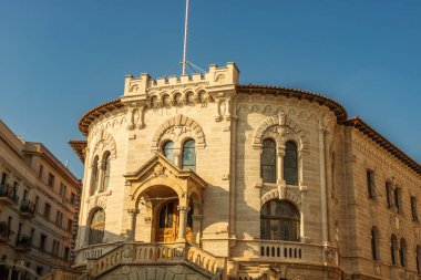 Fransız Riviera 'sında Monte Carlo, Monaco, Cote d' Azur 'da süslü tasarımları olan lüks binalardan oluşan renkli Akdeniz evi cepheleri.