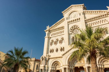 Fransız Riviera 'sında Monte Carlo, Monaco, Cote d' Azur 'da süslü tasarımları olan lüks binalardan oluşan renkli Akdeniz evi cepheleri.