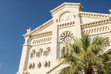 Fransız Riviera 'sında Monte Carlo, Monaco, Cote d' Azur 'da süslü tasarımları olan lüks binalardan oluşan renkli Akdeniz evi cepheleri.