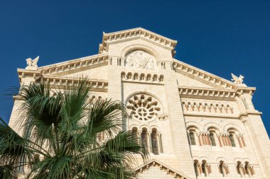 Fransız Riviera 'sında Monte Carlo, Monaco, Cote d' Azur 'da süslü tasarımları olan lüks binalardan oluşan renkli Akdeniz evi cepheleri.