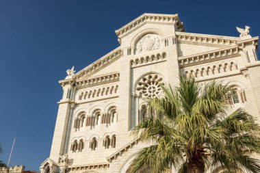 Fransız Riviera 'sında Monte Carlo, Monaco, Cote d' Azur 'da süslü tasarımları olan lüks binalardan oluşan renkli Akdeniz evi cepheleri.