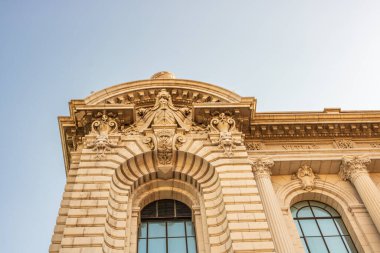 Fransız Riviera 'sında Monte Carlo, Monaco, Cote d' Azur 'da süslü tasarımları olan lüks binalardan oluşan renkli Akdeniz evi cepheleri.