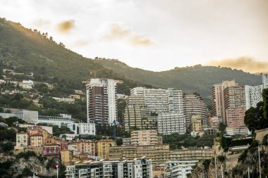 Monte Carlo, Monaco 'daki lüks apartman binalarının cepheleri Fransız Riviera' sındaki Cote d 'Azur.