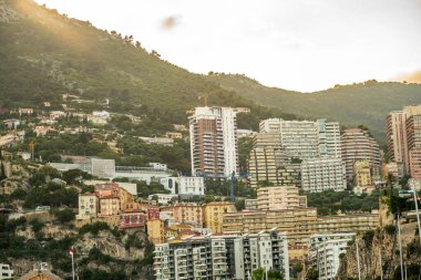 Monte Carlo, Monaco 'daki lüks apartman binalarının cepheleri Fransız Riviera' sındaki Cote d 'Azur.