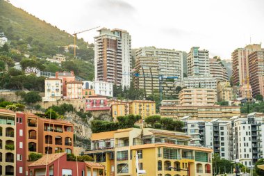 Monte Carlo, Monaco 'daki lüks apartman binalarının cepheleri Fransız Riviera' sındaki Cote d 'Azur.