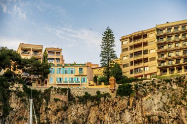 Monte Carlo, Monaco 'daki lüks apartman binalarının cepheleri Fransız Riviera' sındaki Cote d 'Azur.