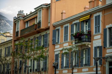 Monte Carlo, Monaco 'daki lüks apartman binalarının cepheleri Fransız Riviera' sındaki Cote d 'Azur.