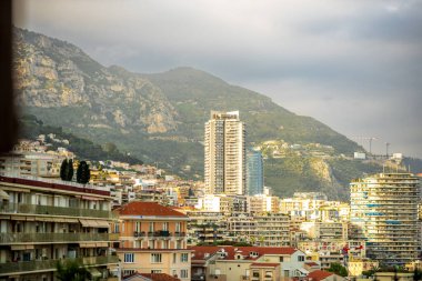 Monte Carlo, Monaco 'daki lüks apartman binalarının cepheleri Fransız Riviera' sındaki Cote d 'Azur.