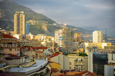 Monte Carlo, Monaco 'daki lüks apartman binalarının cepheleri Fransız Riviera' sındaki Cote d 'Azur.