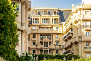 Monte Carlo, Monaco 'daki lüks apartman binalarının cepheleri Fransız Riviera' sındaki Cote d 'Azur.