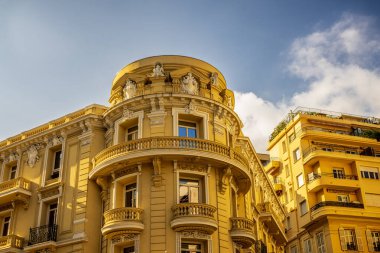 Monte Carlo, Monaco 'daki lüks apartman binalarının cepheleri Fransız Riviera' sındaki Cote d 'Azur.