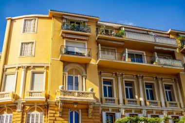 Monte Carlo, Monaco 'daki lüks apartman binalarının cepheleri Fransız Riviera' sındaki Cote d 'Azur.