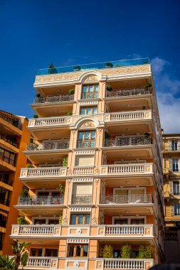 Monte Carlo, Monaco 'daki lüks apartman binalarının cepheleri Fransız Riviera' sındaki Cote d 'Azur.