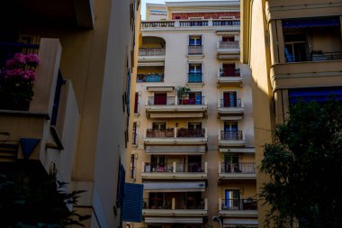 Monte Carlo, Monaco 'daki lüks apartman binalarının cepheleri Fransız Riviera' sındaki Cote d 'Azur.