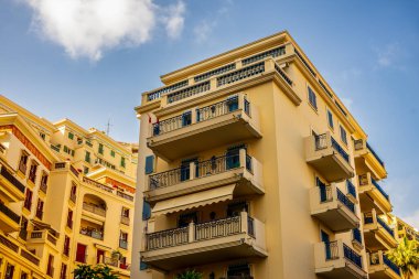 Monte Carlo, Monaco 'daki lüks apartman binalarının cepheleri Fransız Riviera' sındaki Cote d 'Azur.