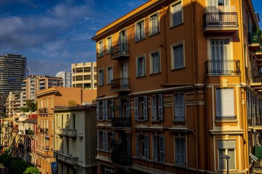 Monte Carlo, Monaco 'daki lüks apartman binalarının cepheleri Fransız Riviera' sındaki Cote d 'Azur.