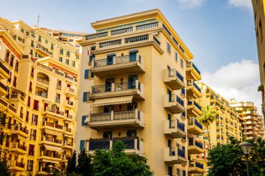 Monte Carlo, Monaco 'daki lüks apartman binalarının cepheleri Fransız Riviera' sındaki Cote d 'Azur.