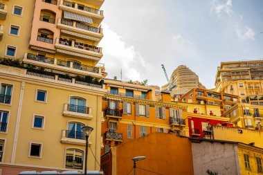 Monte Carlo, Monaco 'daki lüks apartman binalarının cepheleri Fransız Riviera' sındaki Cote d 'Azur.