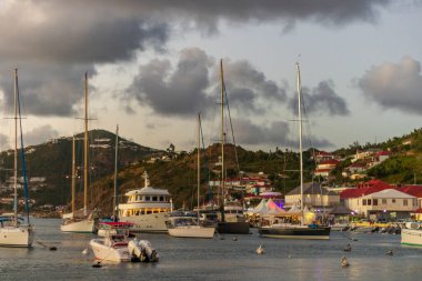 Gustavia 'nın panoramik manzarası, Karayiplerdeki Saint Barthelemy (St. Barts) limanı