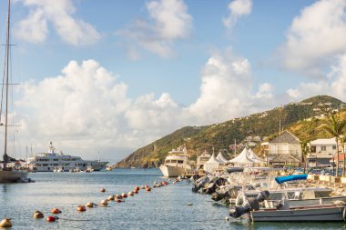 Gustavia 'nın panoramik manzarası, Karayiplerdeki Saint Barthelemy (St. Barts) limanı