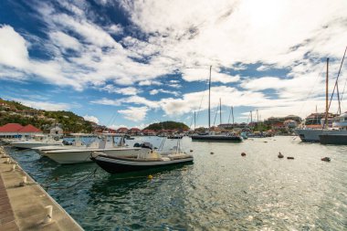 Gustavia 'nın panoramik manzarası, Karayiplerdeki Saint Barthelemy (St. Barts) limanı