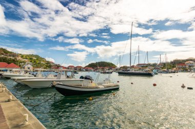 Gustavia 'nın panoramik manzarası, Karayiplerdeki Saint Barthelemy (St. Barts) limanı