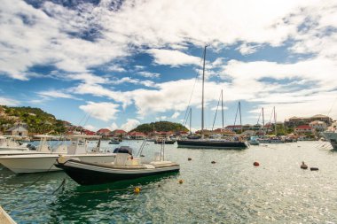 Gustavia 'nın panoramik manzarası, Karayiplerdeki Saint Barthelemy (St. Barts) limanı